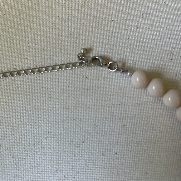 Elegant Cream Floral Necklace - Picture 3 of 4